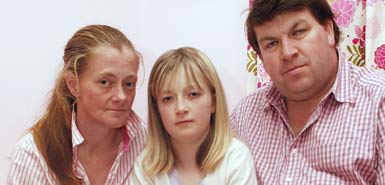 Hannah Jones junto a su madre y su padre. THE TIMES